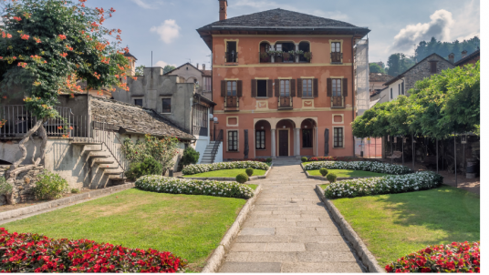 Villas that you can see during the tour of Lake Orta by bike