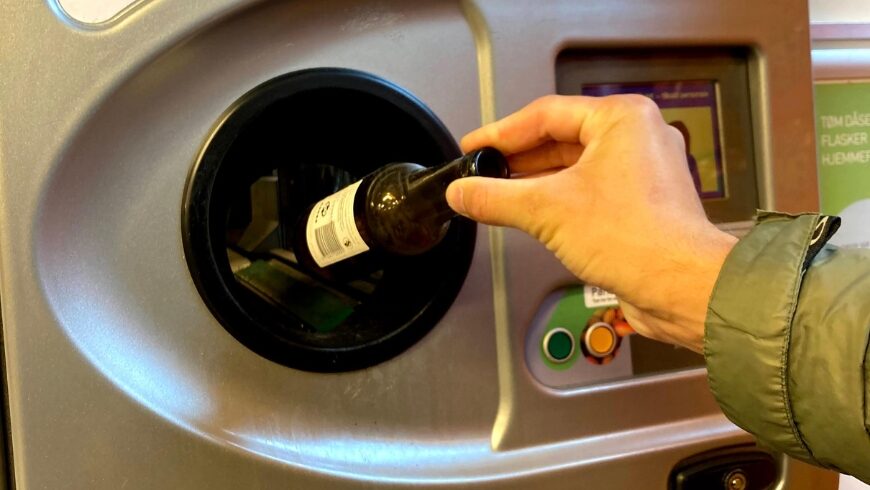 Bottle container machine in a supermarket