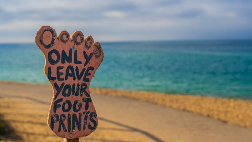 leave only your footprint sign at the sea