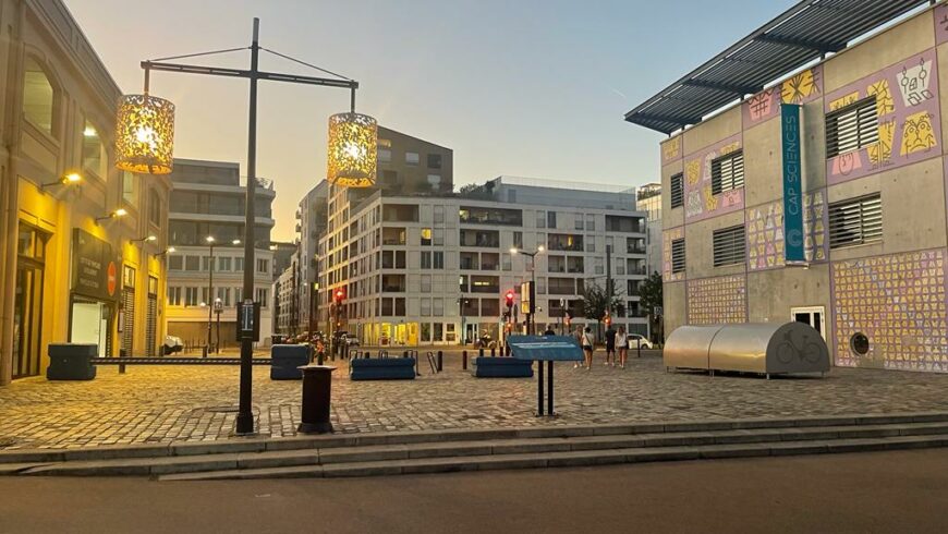 Cycling and pedestrian path along the Port of the Moon