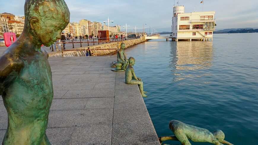 Sculpture "Los Raqueros" in Santander