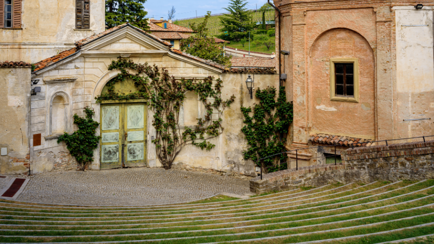 Horszowski Amphitheater, unmissable natural monument in the Italian village of Monforte d'Alba