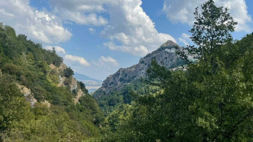 From the San Fele waterfalls, you can admire the surrounding mountains, particularly Monte Vulture, Monte Santa Croce, and Monte Pierno.