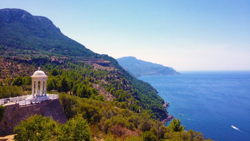 Cycling Through Spain’s Natural Beauty: A Green Itinerary for Apartment Seekers in Coastal Regions