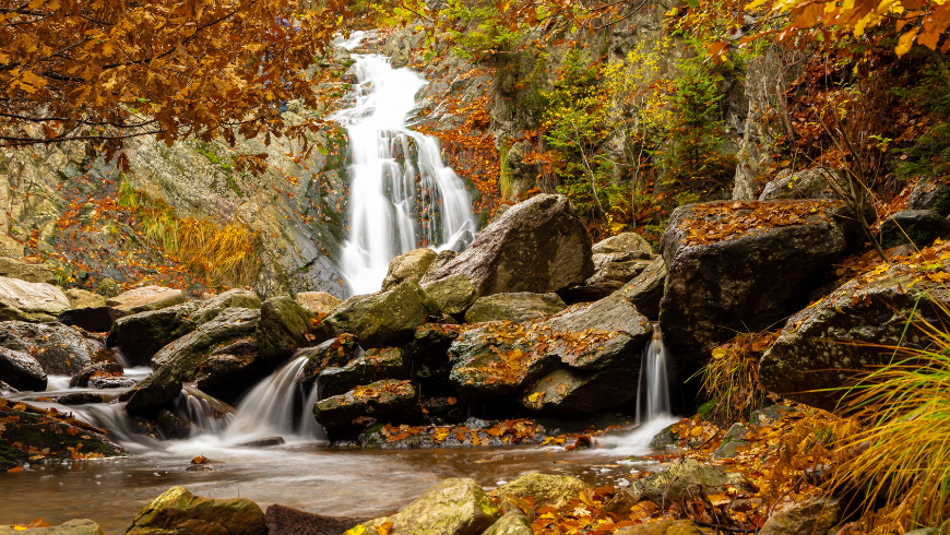 Bayehon Waterfall in autumn
