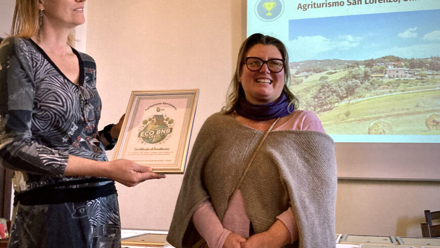 Monica Scagnelli, from the Agriturismo San Lorenzo, awarded at the Ecobnb Awards. 