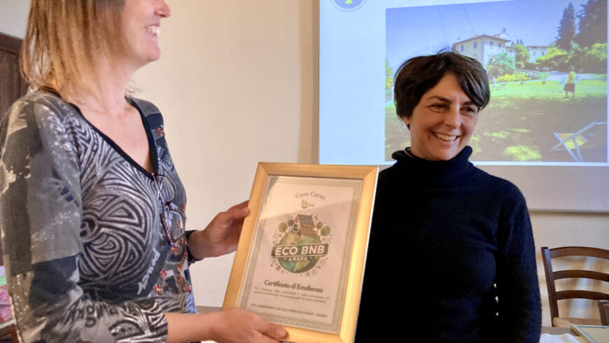 Barbara Imbergamo, head of Casa Cares, awarded at the Ecobnb Awards. 