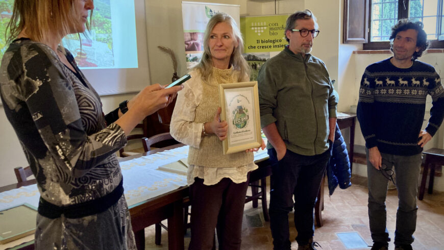 Award of Barbara Pastore, owner of the Agriturismo Podere Montisi at the Ecobnb Awards. 