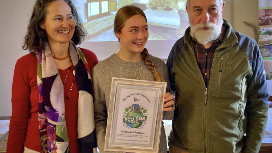 Francesca Bellacci and her family, awarded at the Ecobnb Awards for the excellence of Agriturismo Poderaccio. 