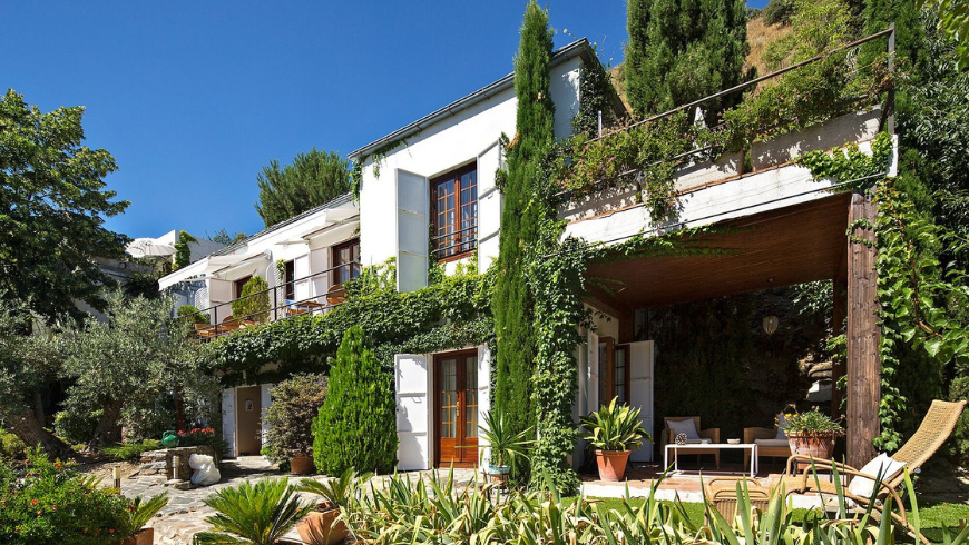 Eco hotel La Almunia del Valle Spain, innovative design and eco materials