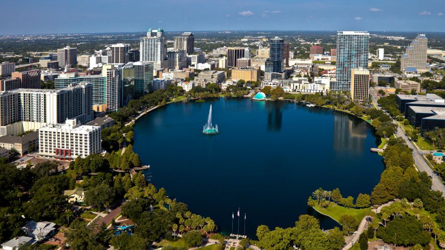 Orlando, aereal view of the city and the Lake Eola Park