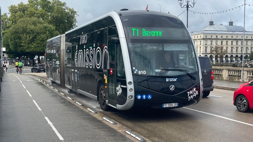 Electric bus connecting Bayonne and Biarritz