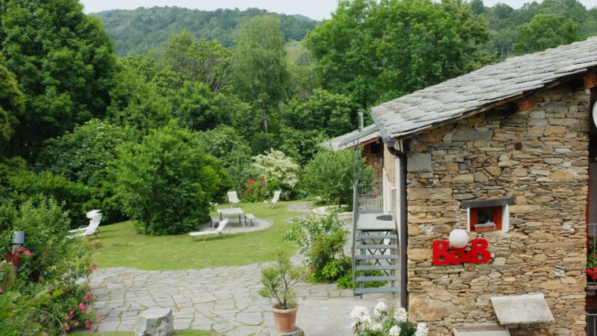 Spend a sustainable holiday in a house among trees. Casa Payer in Piedmont offers starry skies, natural corners, and vegetarian food.