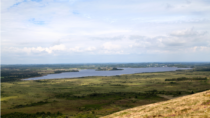 saint-michel lake in Brittany, slow itineraries