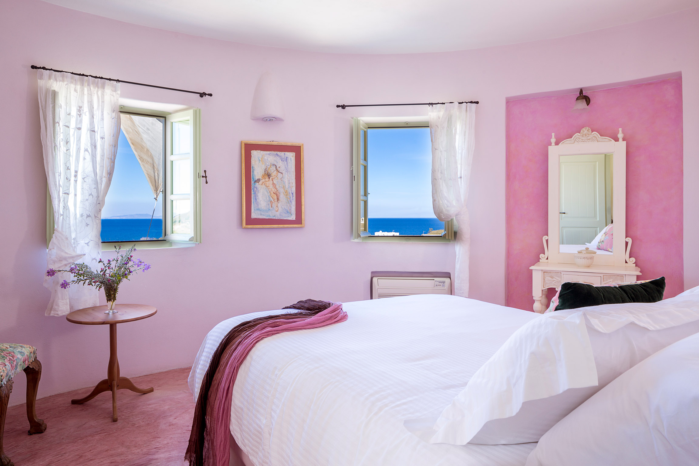 Where to stay sustainably in Santorini