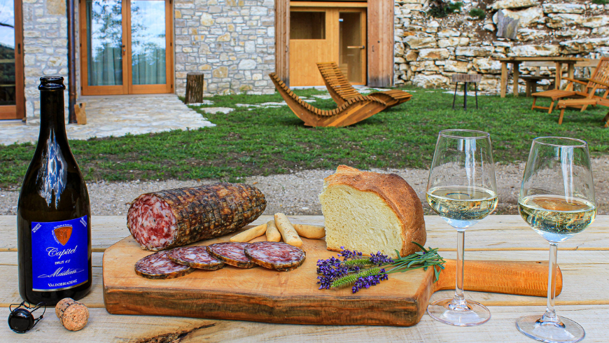 prosecco and table set with local specialties at the sustainable agriturismo Cargador