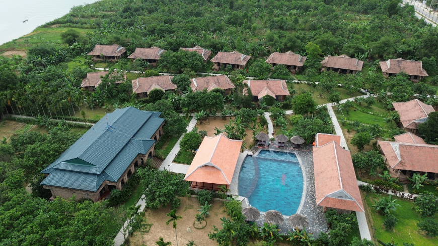 Eco hotel in the mountain with cabins and pool