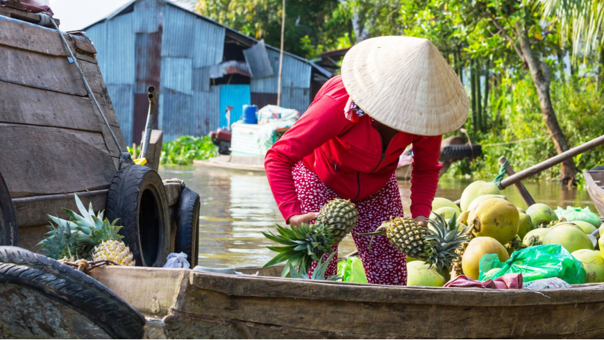 woman selling food on the river
