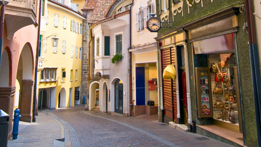 The historic center of Merano, among arcades, shops and Central European charm