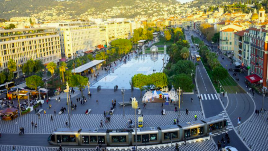 Promenade du Paillon seen from above: a large urban park in the heart of Nice, with green areas, fountains and pedestrian spaces between Place Masséna and the historic center. 