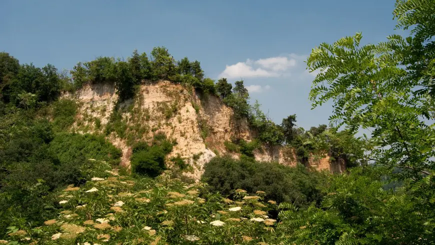 Rocche del Roero, sandy ravines with paths and fossils