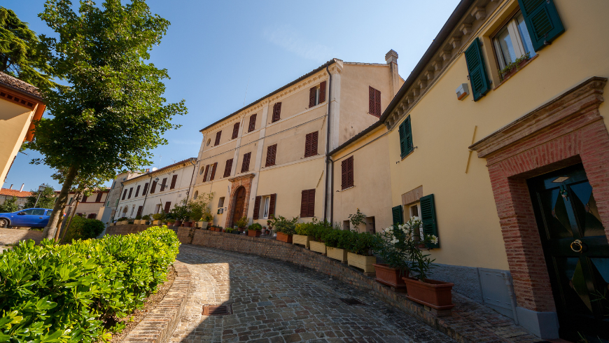 Which villages in the Conero area to visit? Polverigi is on our list, with its cozy atmosphere and eco-sustainable accommodation