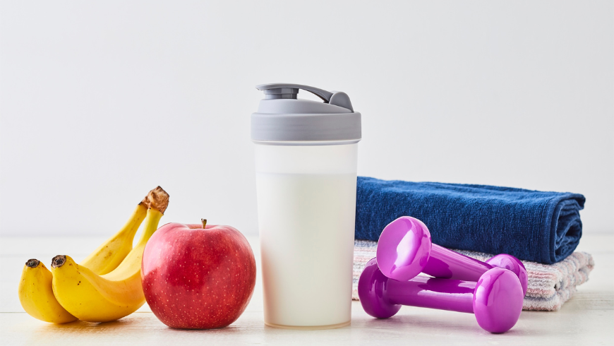 Banana, apple, and plant-based drink, natural foods ideal for a sustainable diet that promotes lasting satiety.