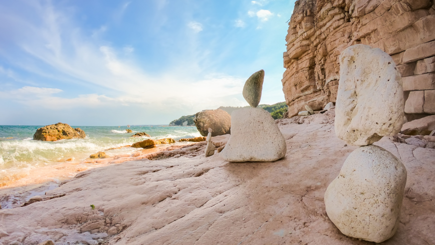 From Sirolo you can reach the Sassi Neri beach via the path of the same name