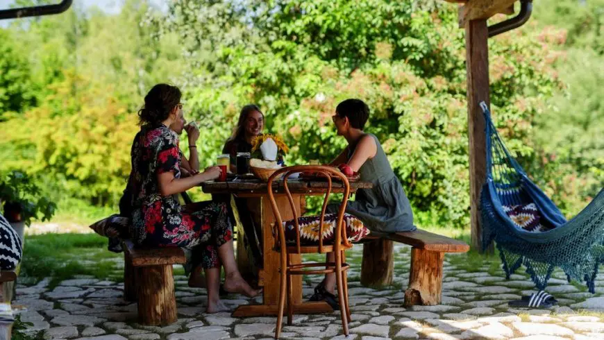 Tenuta Ekodrom outdoor lunch at an accommodation surrounded by greenery