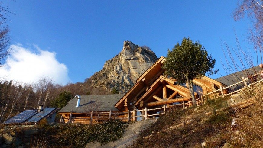 Auf dem Granit des Valle dell’Orco Tal - Der Felsen welcher hinter der Hütte steht