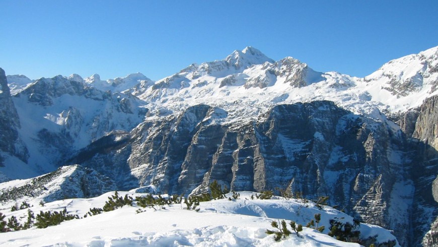 Anblick des schneebedeckten Triglav Berges, Foto von Žiga, via Wikimedia