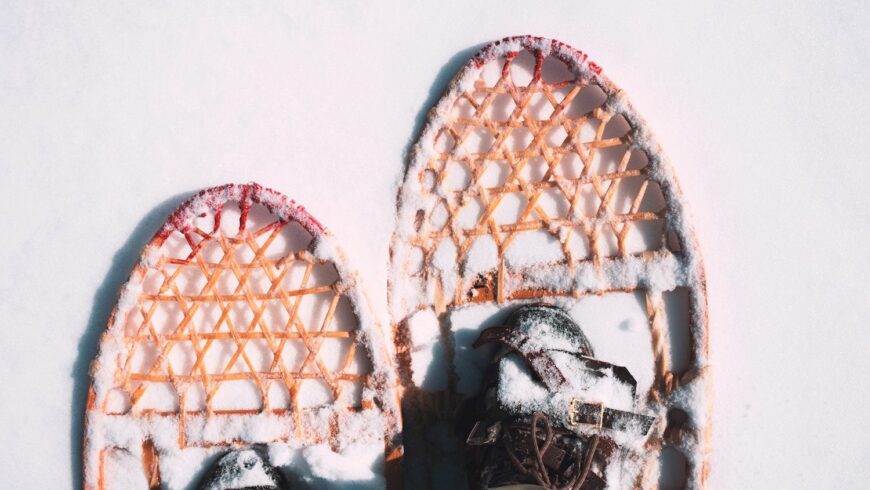 Zwei Füße mit Schneeschuhen