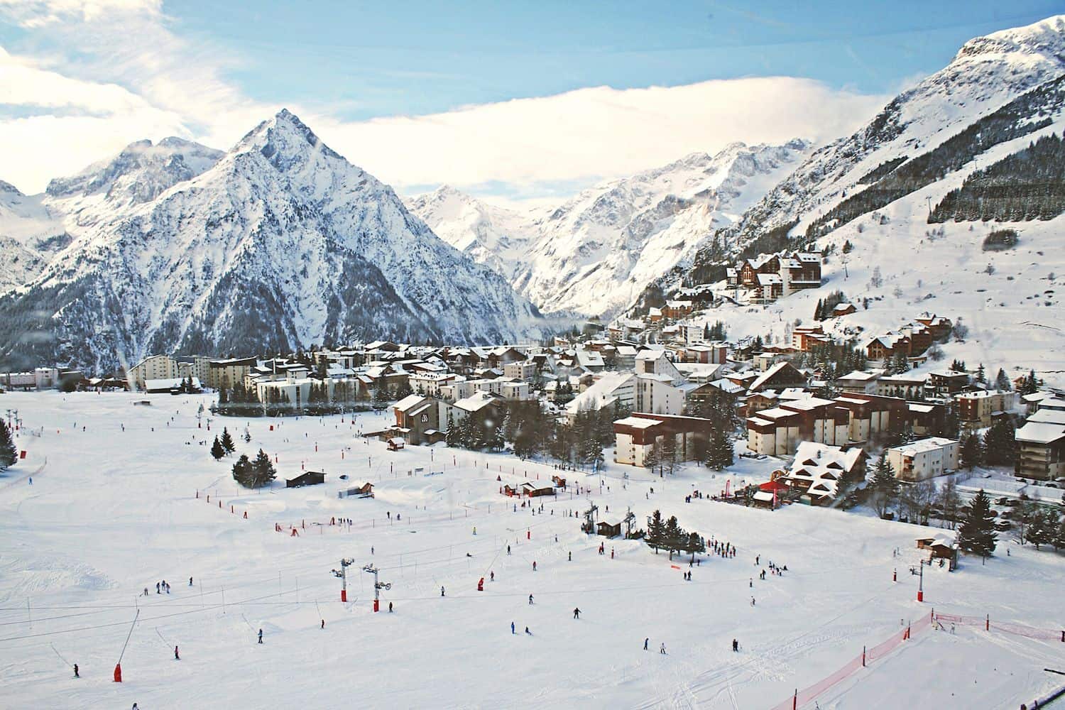 Eine Bettenburg in einem Skigebiet mit ganz vielen Skifahrerlein außenrum