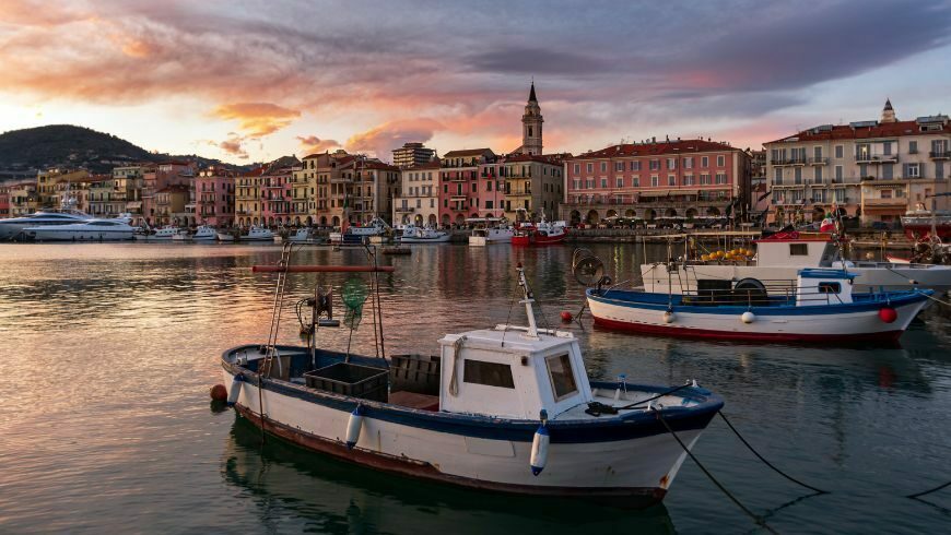 Imperia, das Meer und der Hafen bei Sonnenuntergang
