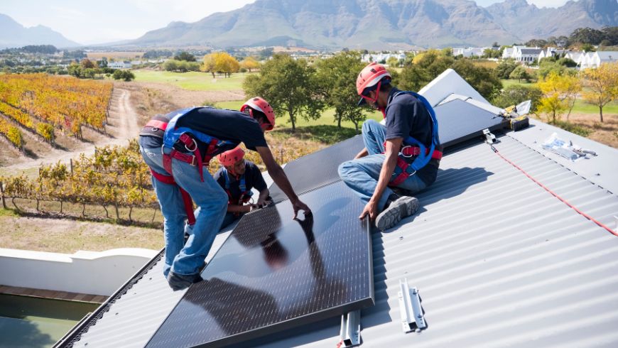 Menschen, die Solarmodule installieren