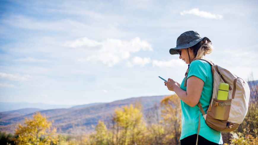Wanderer schaut sich eine Karte auf seinem Telefon an, GPS/Outdoor-App.