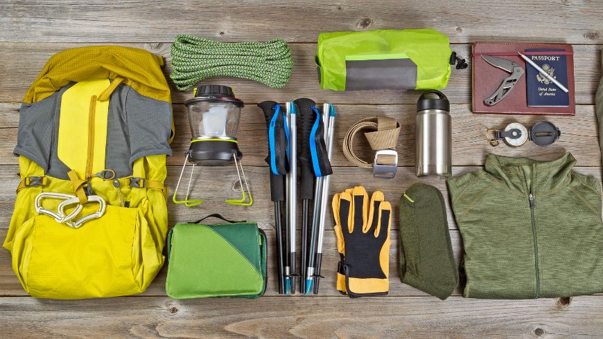 Gut organisierter Rucksack mit Trekkingausrüstung.
