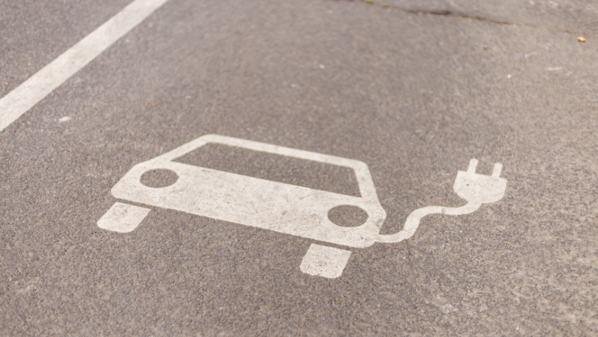 Markierung für einen Ladeplatz für Elektroautos.