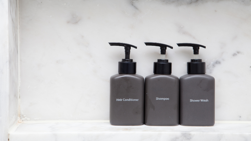 Nachfüllbare Spender für Shampoo, Conditioner und Duschgel in einem nachhaltigen Hotel.