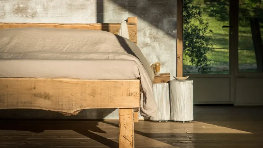 Nachhaltiges Schlafzimmer in Ecobnb-Unterkunft mit Naturholzmöbeln, energieeffizienter Beleuchtung und umweltfreundlicher Einrichtung