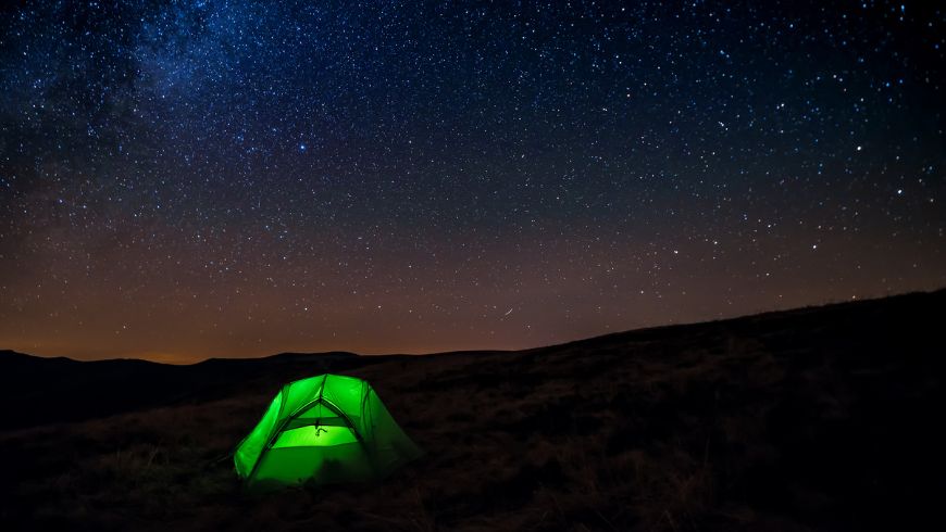 Campingzelt unter dem Sternenhimmel – nachhaltiges Camping in der Natur erleben