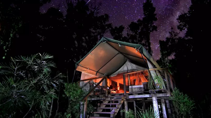 Magische Nächte im Glamping-Resort. Wenn die Lichter angehen, verwandelt sich das nachhaltige Zelt in eine gemütliche Oase unter dem funkelnden Nachthimmel.
