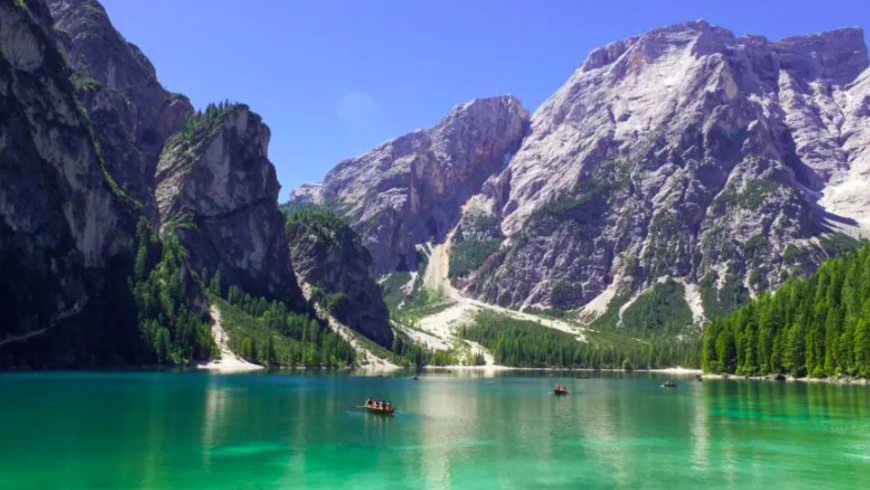 Die schönsten Wälder der Welt: Pragser Wildsee: Seeblick mit Bergen und der Wald im Hintergrund.