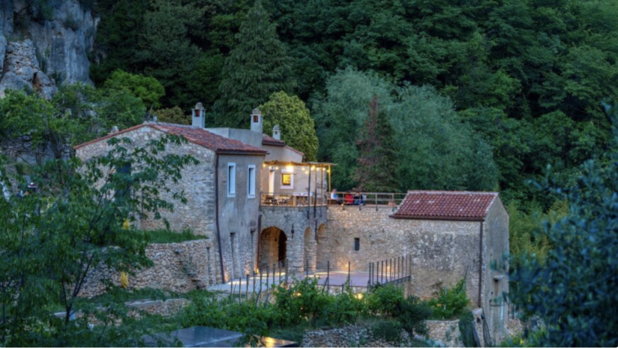 Blick auf Ca' del Buio in der Sonnenuntergang, mit Lichter und viele grüne Bäume