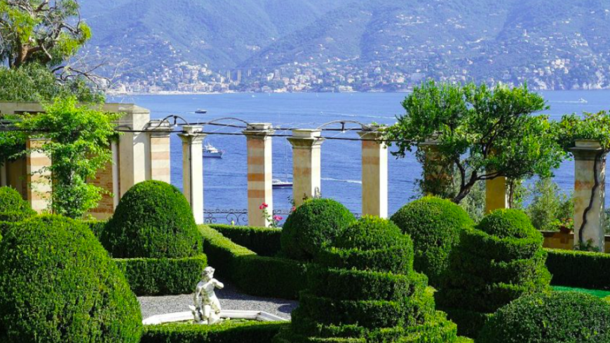 Der Putto im Grünen, Garten der Cervara mit Meerblick. 
