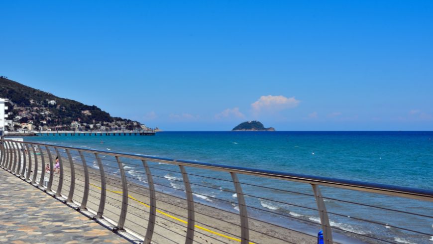 Der Spaziergang entlang der Strandpromenade, mit einem Blick auf den Horizont