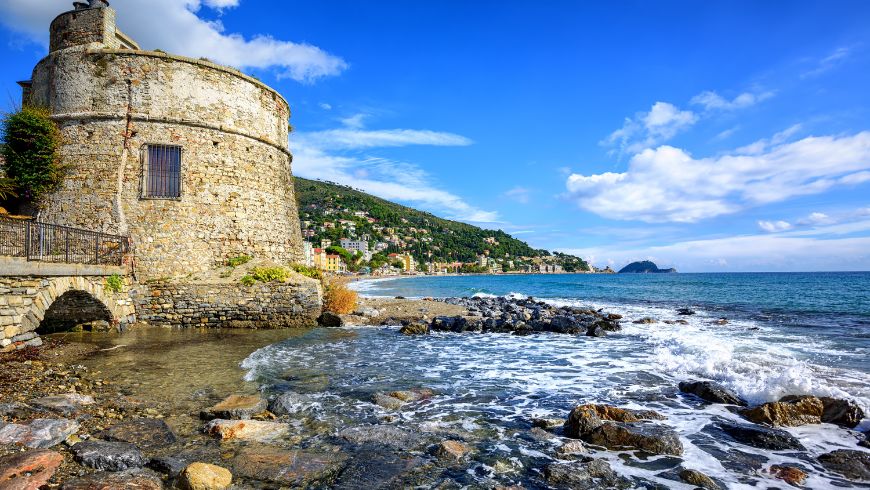 Der Turm von Borgo Coscia vor dem Meer