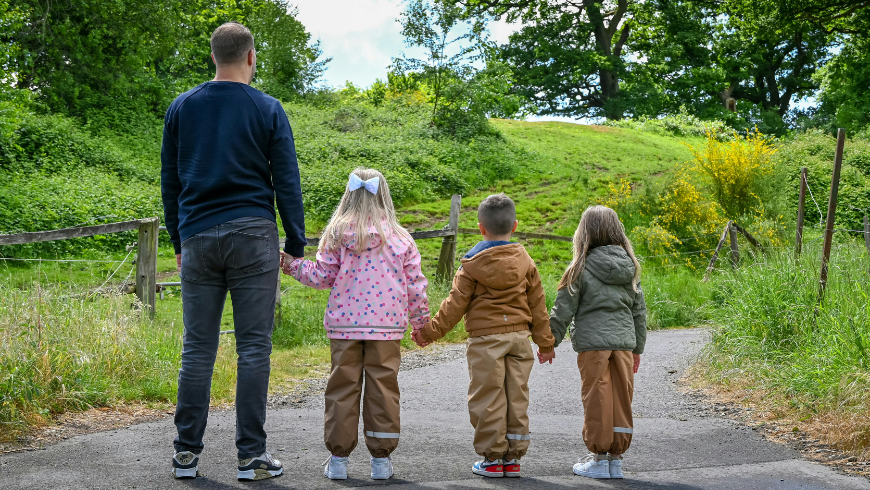 Familie in einer Weg in der Natur