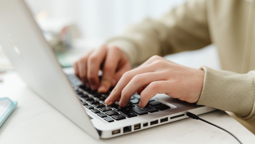 Nachhaltiger Gastgeber arbeitet am Laptop