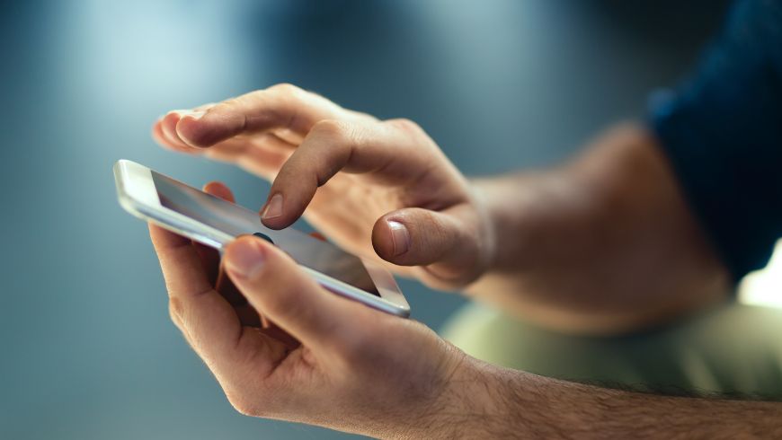 Digitale Tickets und Reiseunterlagen auf dem Smartphone machen die Reiseorganisation einfacher und können dazu beitragen, Papierverbrauch zu reduzieren.